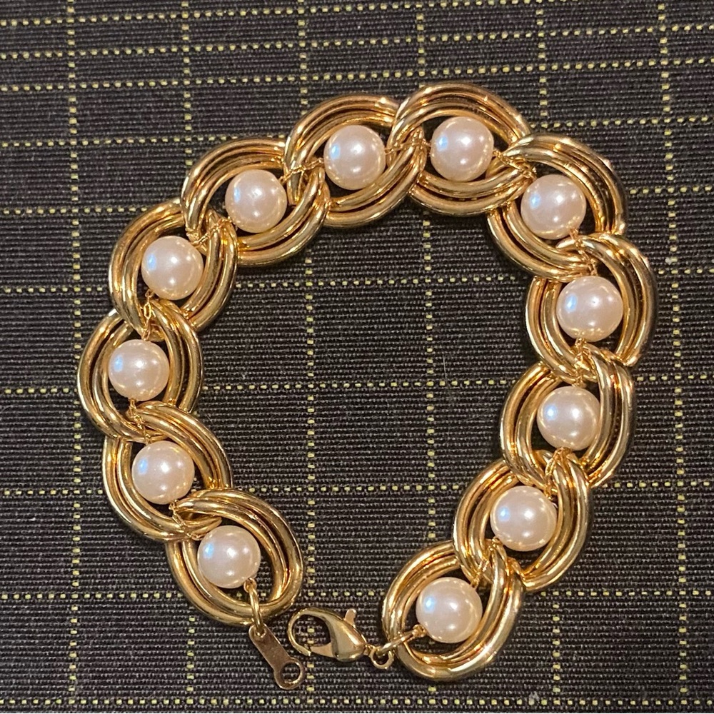 Elegant Gold and Pearl Bracelet
